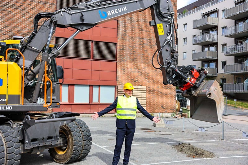 Knud David Welander utenfor gravemaskin hos Frelsesarmeen.